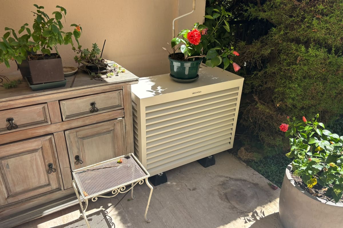 Unité extérieure habillée d'un cache décoratif, sur une terrasse.