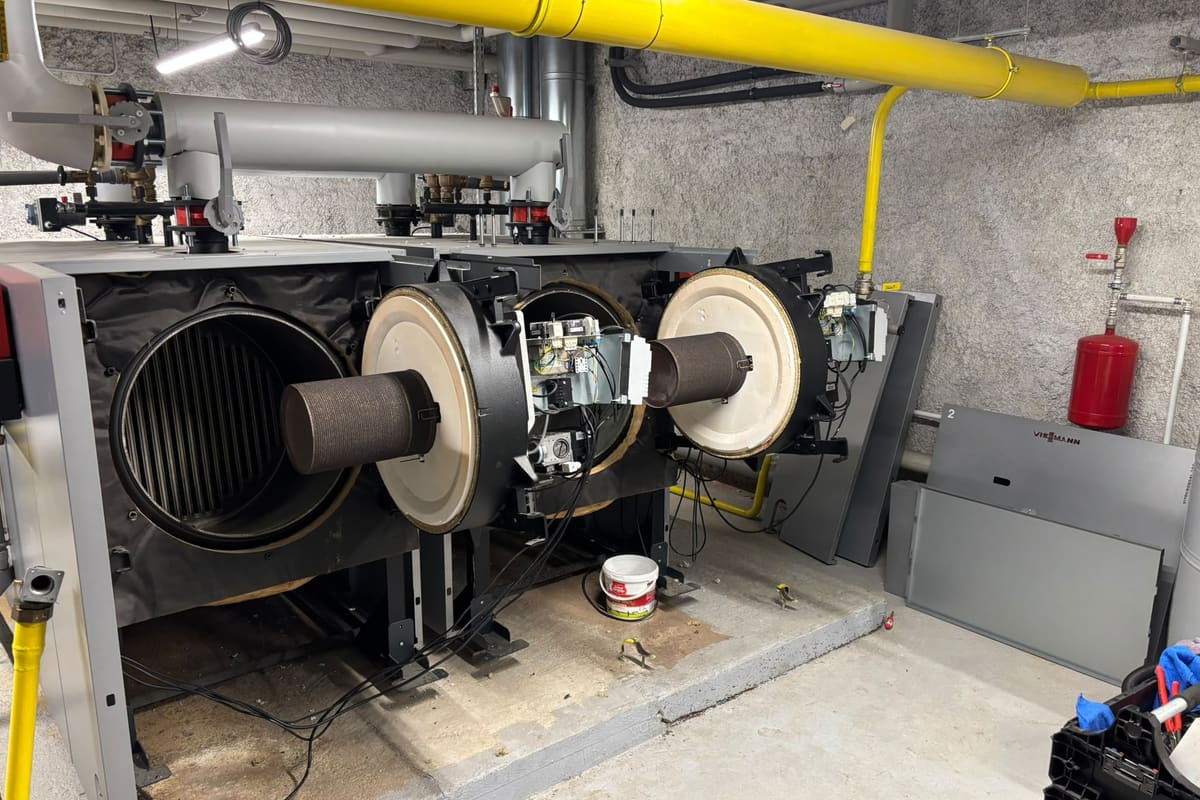 Chaufferie avec deux chaudières gaz, exemple d'installation en petit tertiaire.