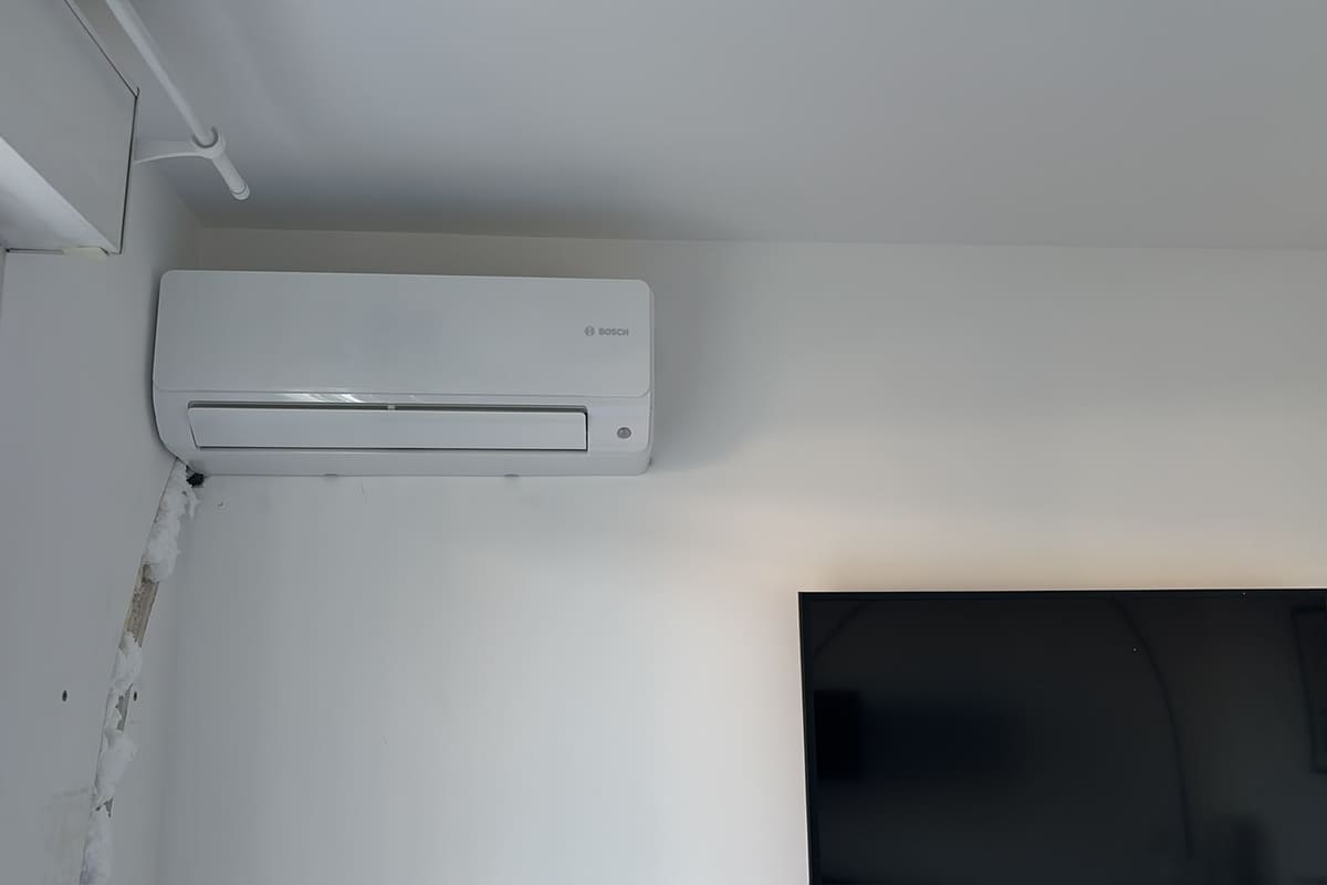 Climatiseur mural Bosch installé dans un salon.