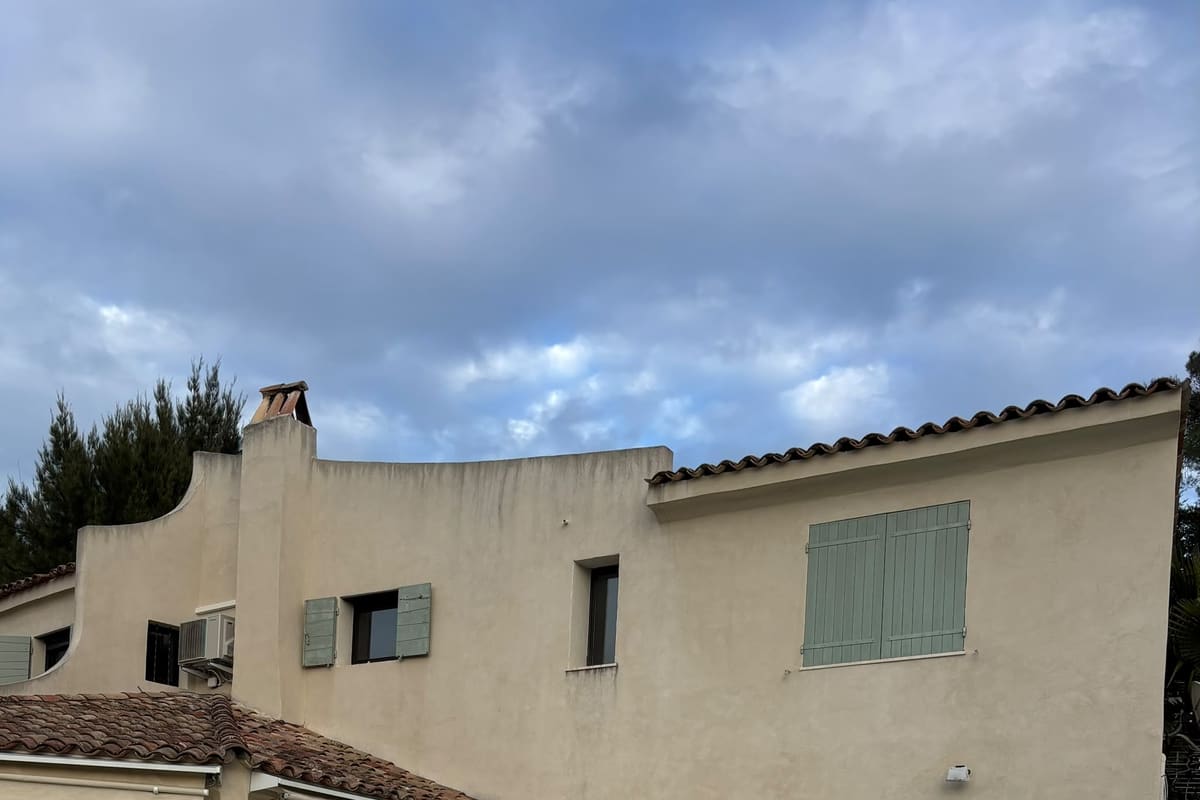Façade d'une maison avec une unité extérieure installée par Azur Technique Services.
