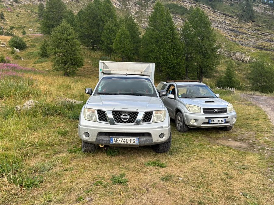 Véhicules 4x4 d'Azur Technique Services garés en montagne, pour une intervention sur un site isolé.