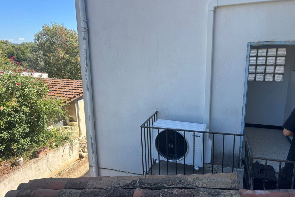 Unité extérieure installée sur une terrasse, à Grasse.